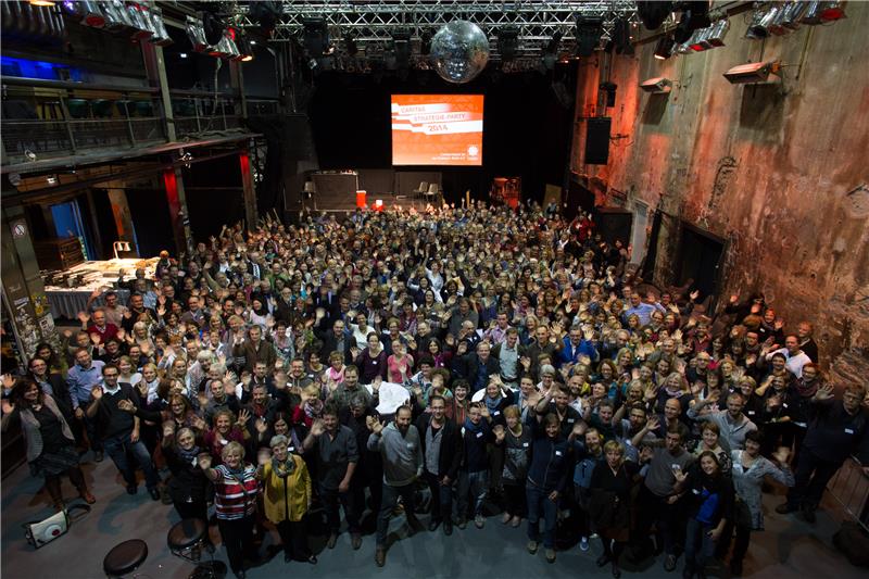 Knapp 500 Mitarbeiterinnen und Mitarbeiter des Caritasverbandes für das Erzbistum Berlin waren in die Kulturbrauerei gekommen, um eine Strategieparty zu feiern.