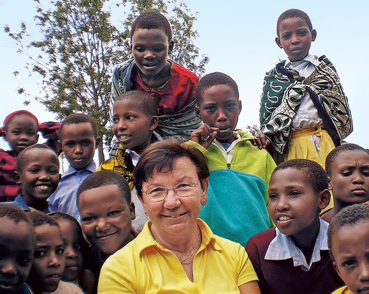 Weiße Frau inmitten afrikanischer Mädchen