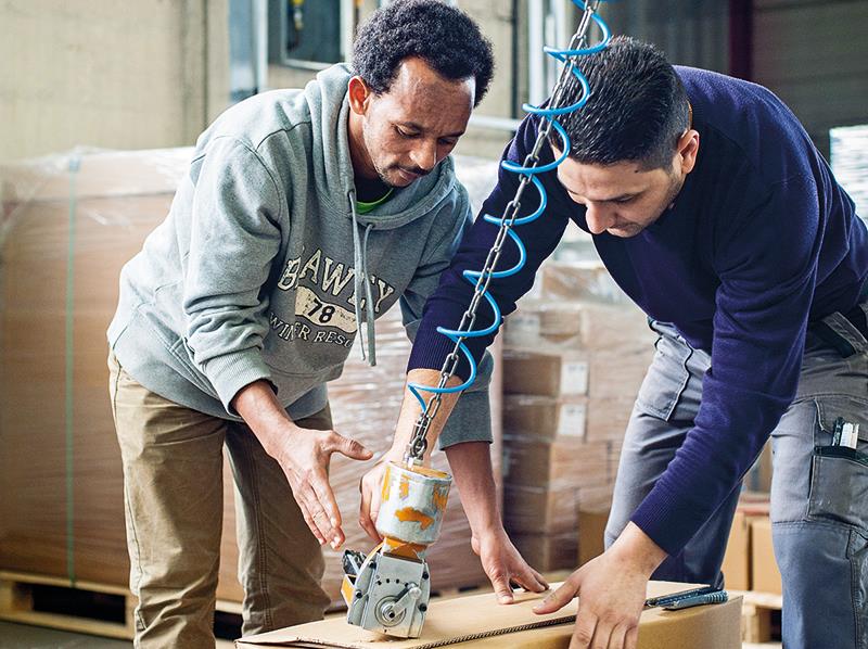 Zwei Männer bei Arbeiten im Versand.
