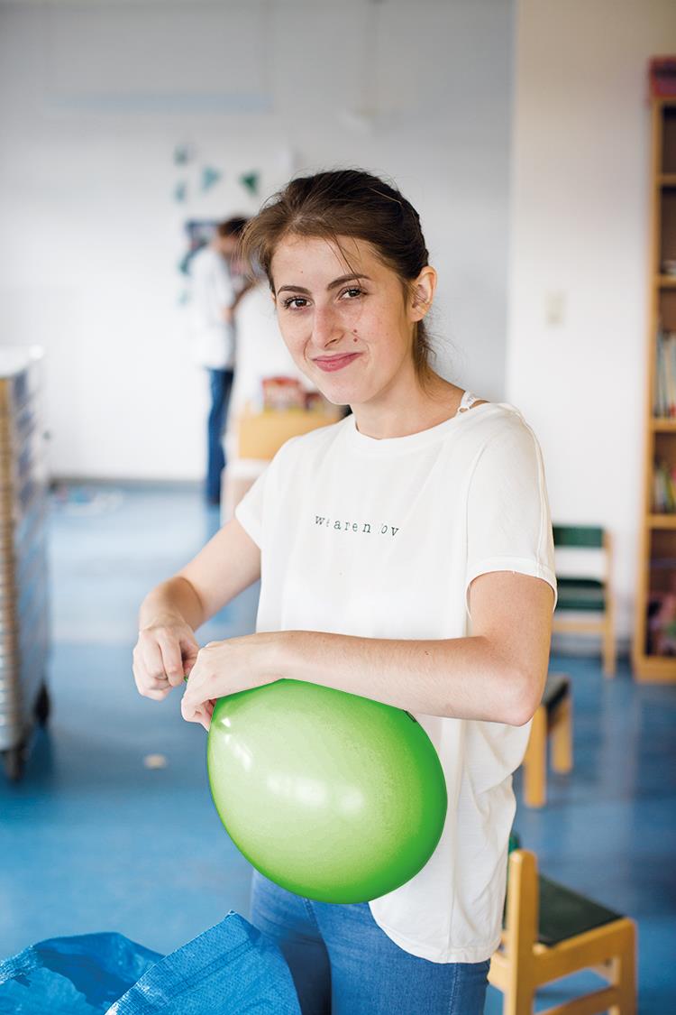 Junge Frau mit Luftballon