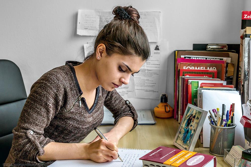 Jugendliche an Schreibtisch