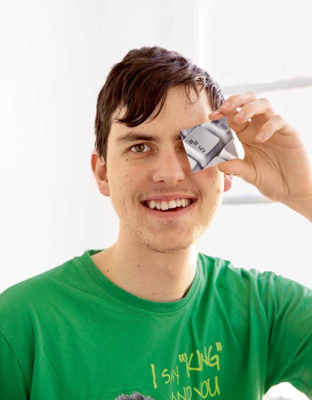 Junger Mann mit Foto in der Hand