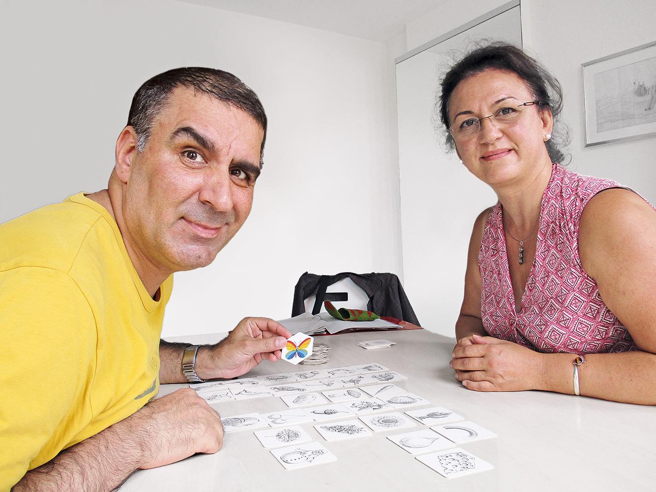 Eine Frau und ein Mann beim Memory