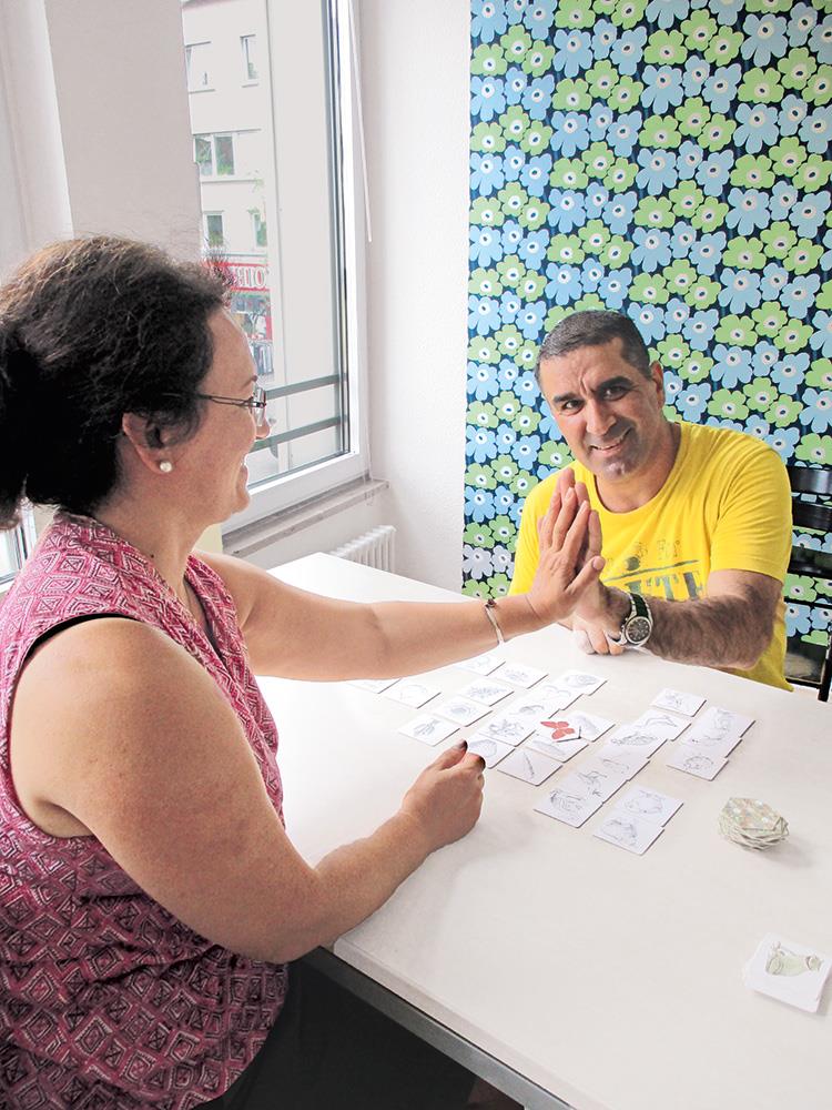 Zwei Menschen beim Memoryspielen