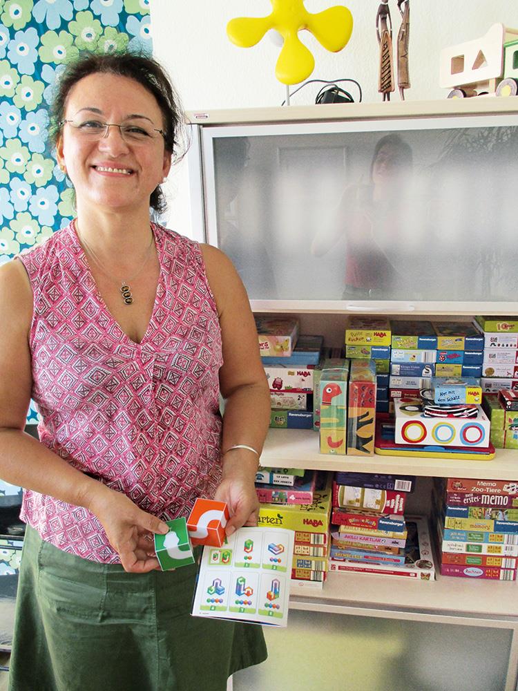 Logopädin zeigt Spiele, mit denen sie arbeitet.