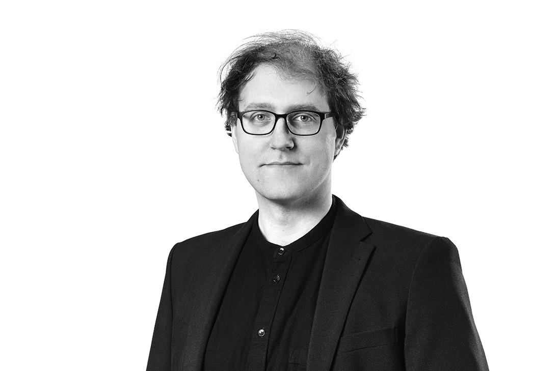 Schwarz-weiß-Portrait eines Mannes mit Brille