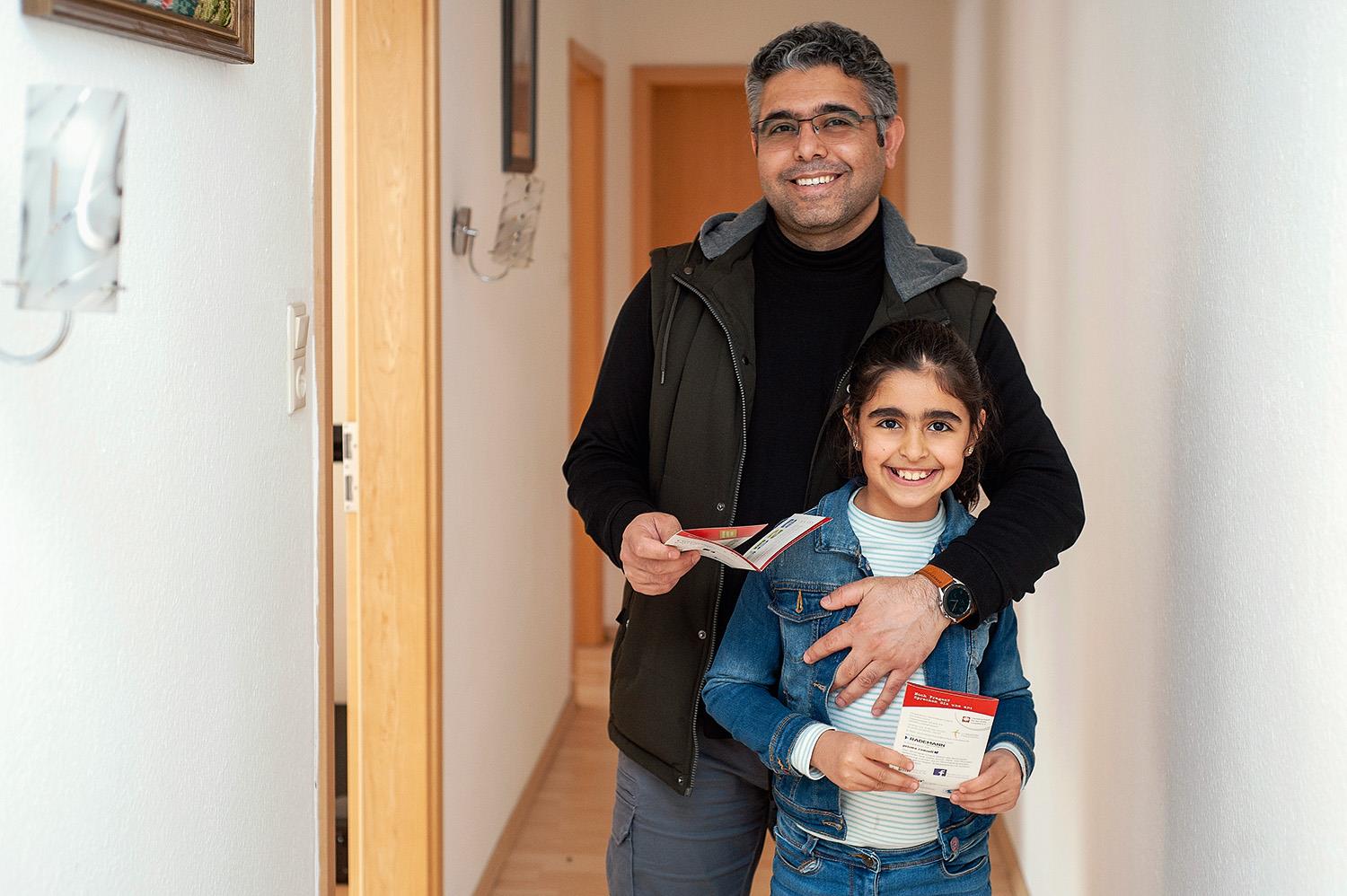 Serder und Naray Ayhan stehen im Flur ihrer Wohnung
