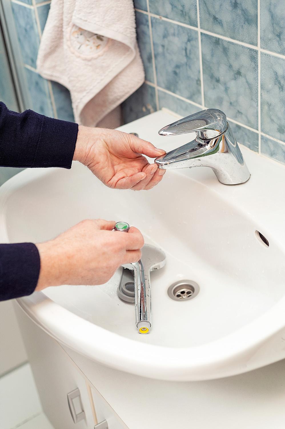 Stromsparhelfer Wilken prüft die Wasserhähne