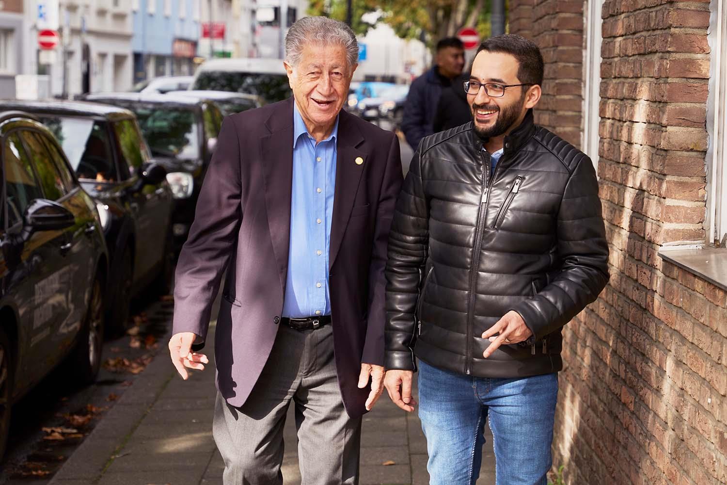 Zwei Männer laufen auf den Fußgängerweg.