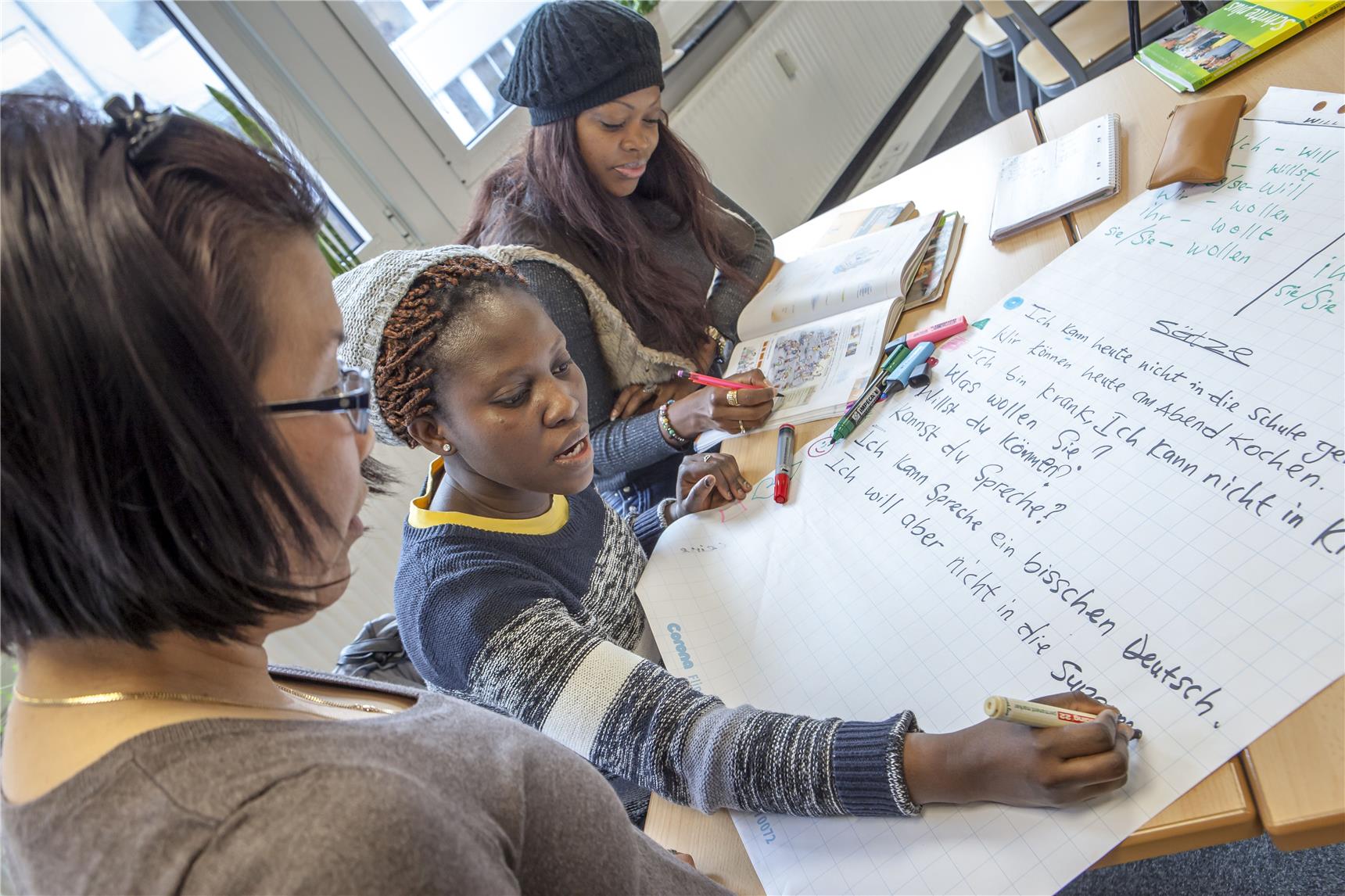 Zugewanderte lernen Deutsch im Integrationskurs.