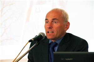 Auf dem Foto steht ein Mann am Pult.