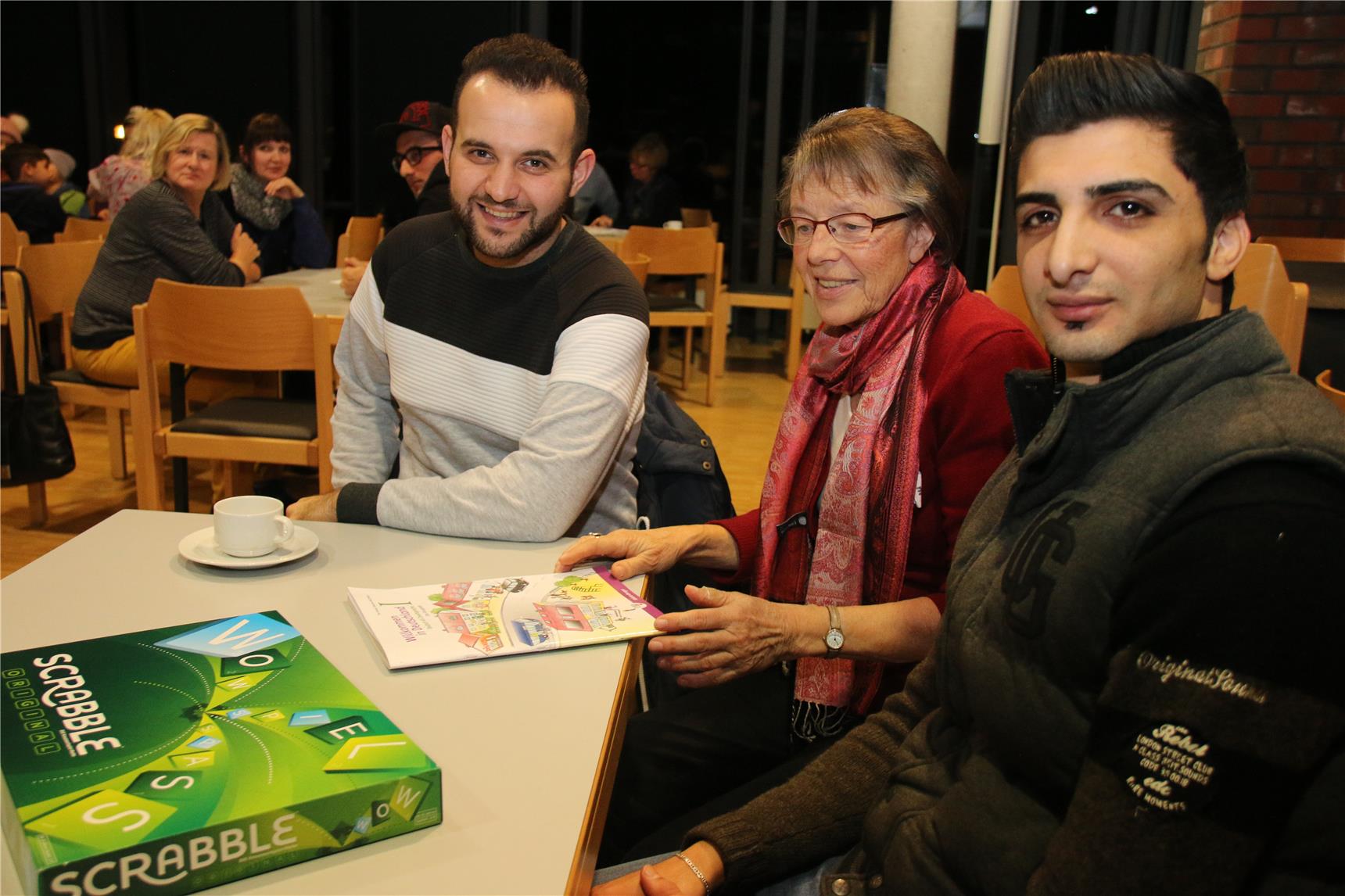 auf dem Bild sitzen mehrere Menschen an einem Tisch