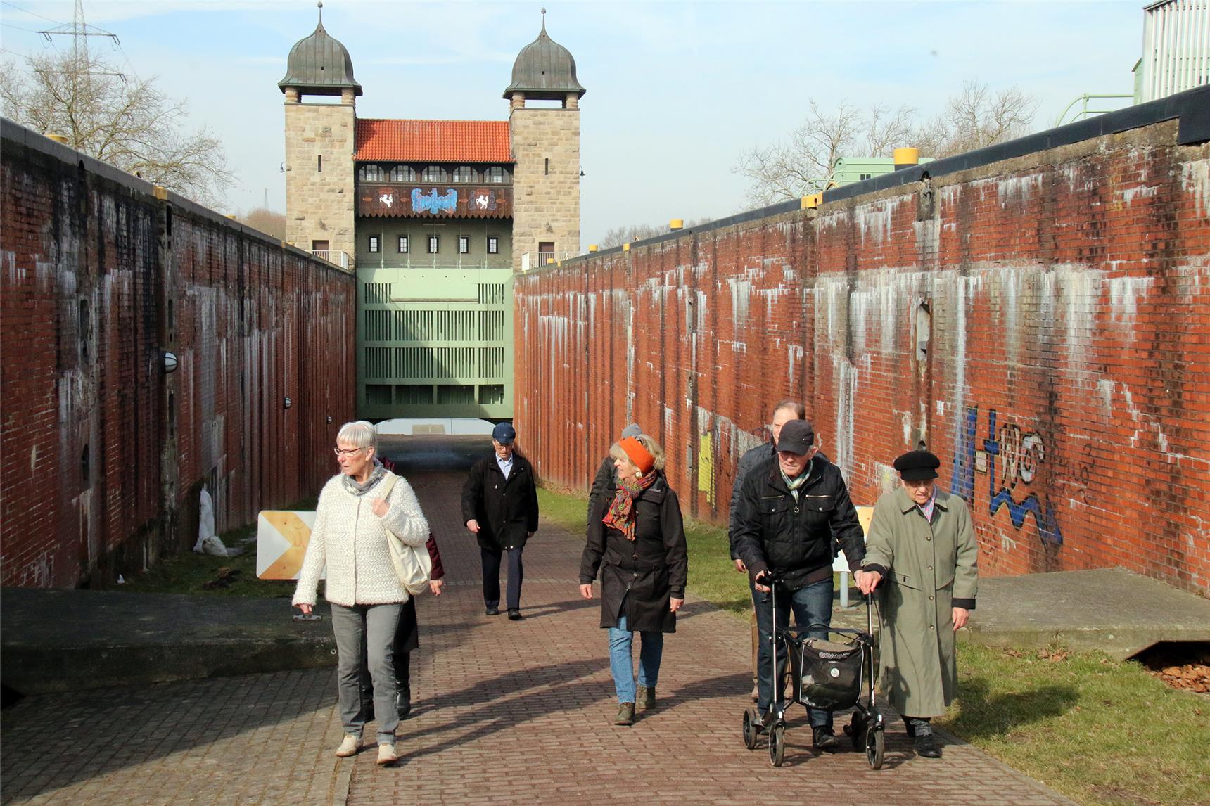 Auf dem Foto gehen mehrere ältere Menschen spazieren