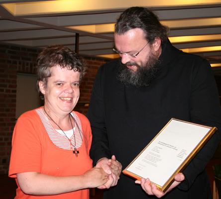 Bruder Jan-David Machaczek überreicht Marion Richter die Patenschaftsurkunde für eine Orgelpfeife.