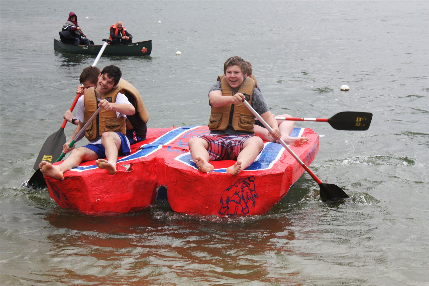 Marvin, Jonas, Christoph und Maurice schafften es als einzige von sechs Startern, mit ihrem Papierboot die 50 Meter entfernte Boje zu umrunden und trockenen Fußes das Ufer zu erreichen.