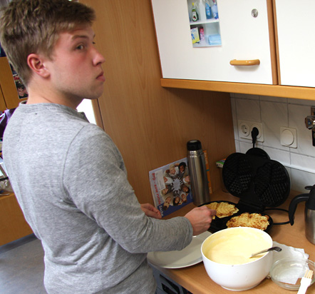 Janick Kretschmar am Waffeleisen