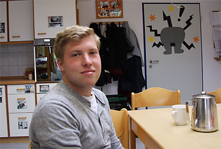 Janick Kretschmar sitzt am Tisch