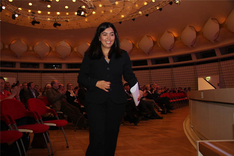 Frau Özkan tritt vor ihr großes Publikum