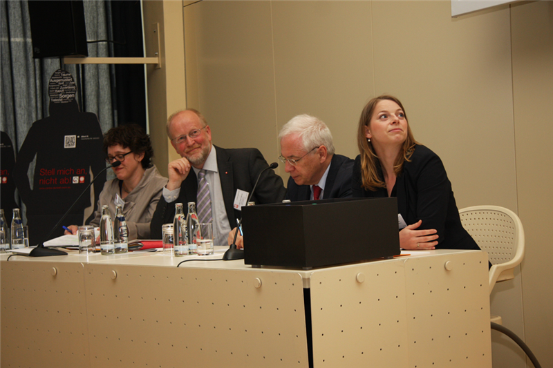 Referenten an Rednertisch