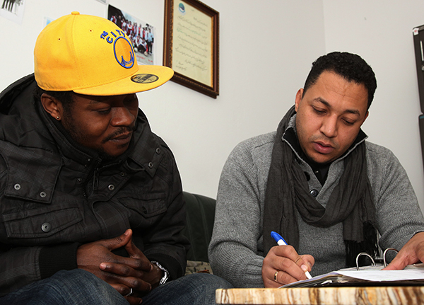 Diplompädagoge Jnieh berät Flüchtling