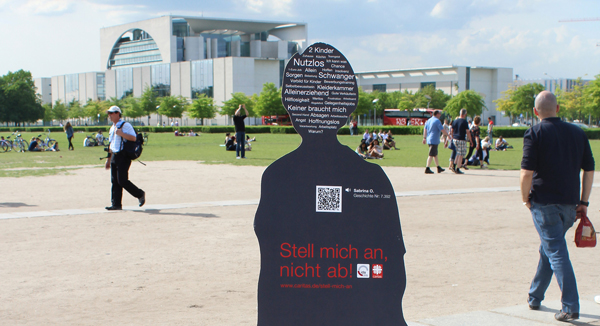 Pappfigur Langzeitarbeitslose vor Kanzleramt