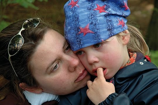 Mutter mit ihrer Tochter in trauriger Stimmung.
