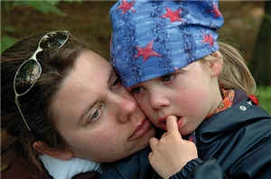 Mutter mit ihrer Tochter in trauriger Stimmung.