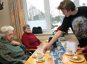 Schüler beim Kaffee mit Senioren im Altenhilfezentrum GAMA 