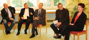 Vertreter aus Kirche, Caritas und Politik während der Podiumsdiskussion
