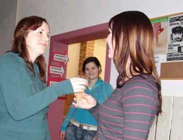 Eine FSJ-lerin begrüßt die Gäste und Besucher des Kinder- und Jugendtreffs beim Tag der offenen Tür