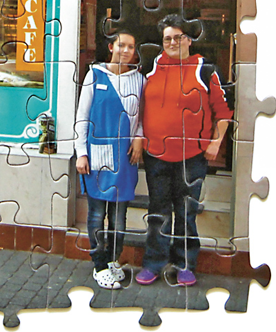 Chefin und Azubi stehen vor der Bäckerei Kuhtz in Mannheim