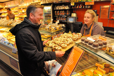 Bruder Maiko und Frau Dahlmann in der Bäckerei