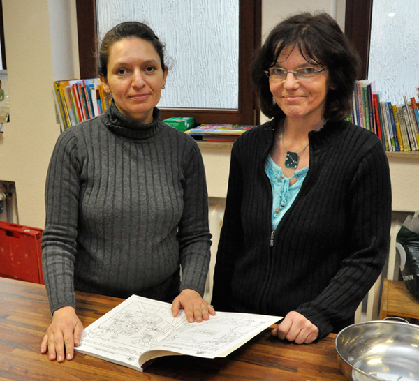 Erzieherin Judith Fricke mit Frau  Crede, die ehrenamtlich hilft