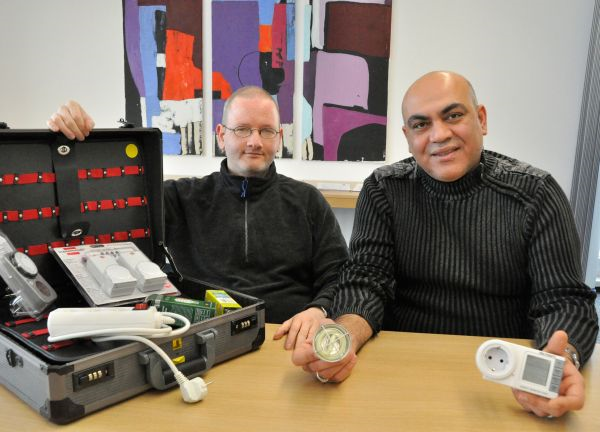 Zwei Energiesparhelfer mit Werkzeugkoffer