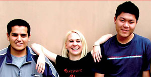 Drei Jugendliche vor einer Wand